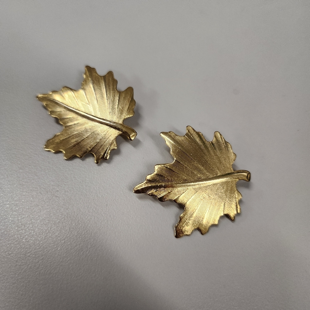 2 Vintage Gold Tone Maple Leaf Brooches Pin Textured Fall Classy Retro Autumn
